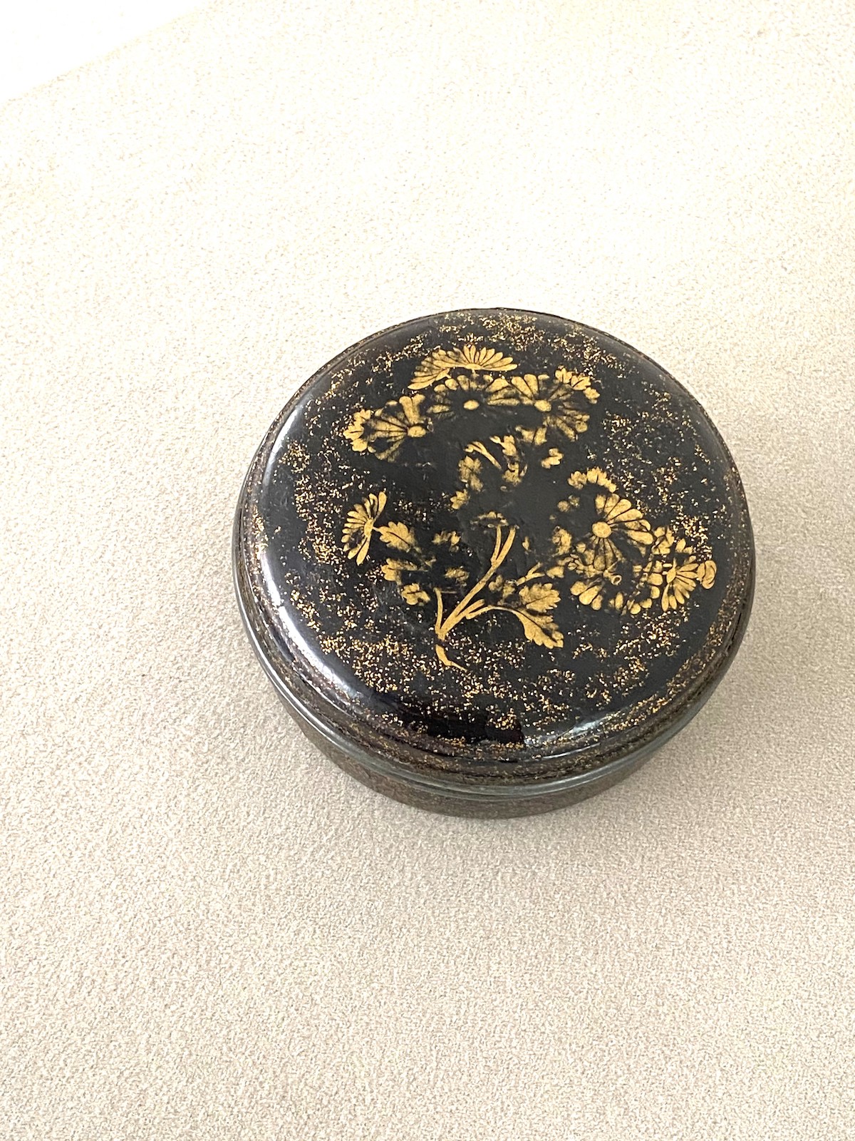錫縁菊蒔絵香合